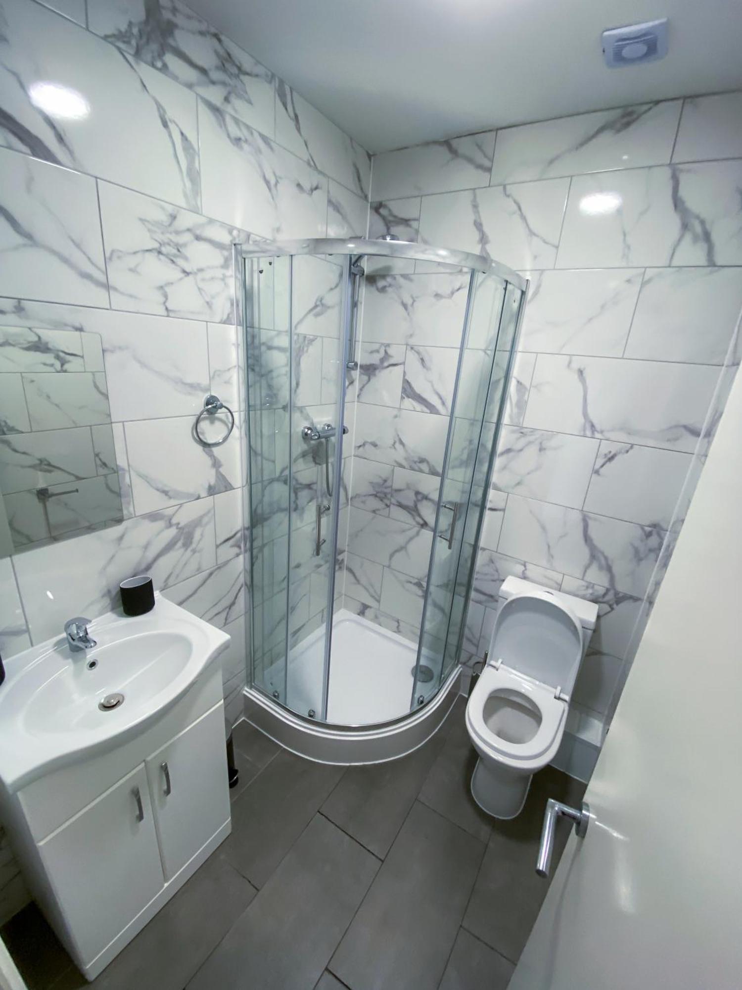Modern 1 Bedroom Flat In Wood Green ロンドン エクステリア 写真