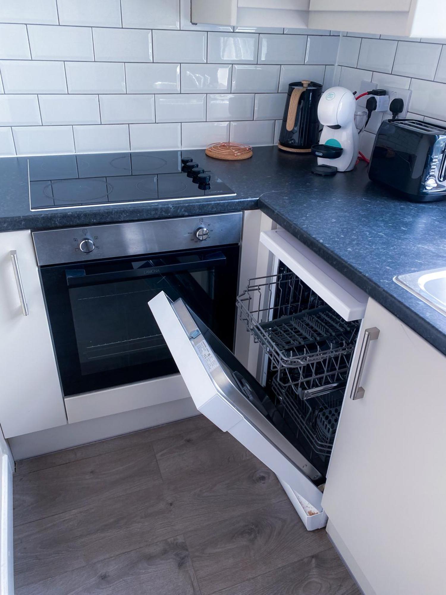 Modern 1 Bedroom Flat In Wood Green ロンドン エクステリア 写真
